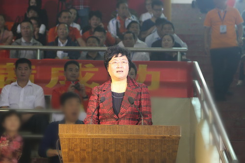 图为省政府副省长何西庆在开幕式上讲话