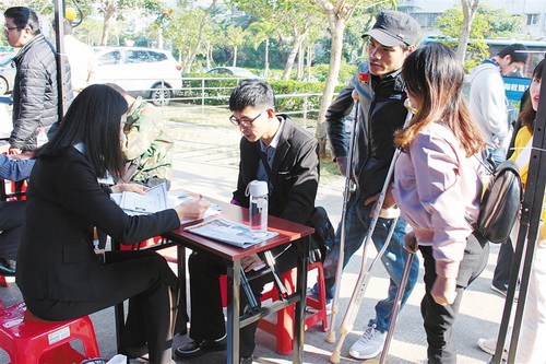 1月18日,省残疾人就业月专场招聘会现场,前来求职的残疾人与工作人员正在交流。