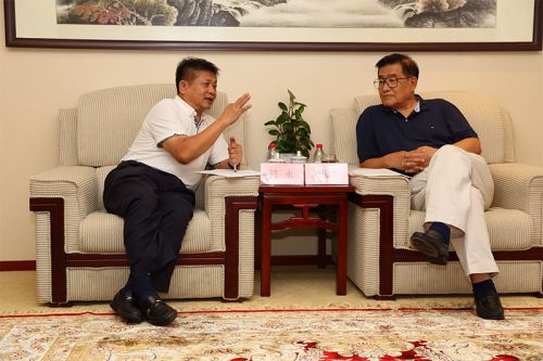 图为海南省残联符永理事长和刘振华理事长亲切交谈
