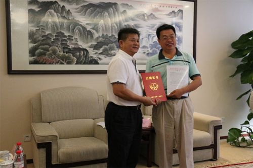 图为符永理事长向品牌中国颁发捐赠证书