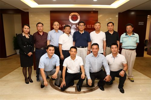 图为全体人员合影留念